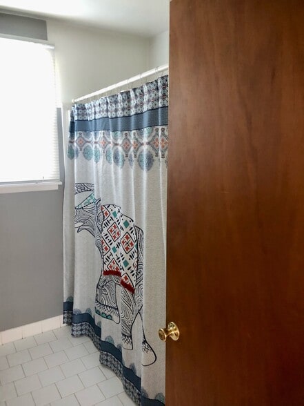 Tub/shower - 2303 Bradley St