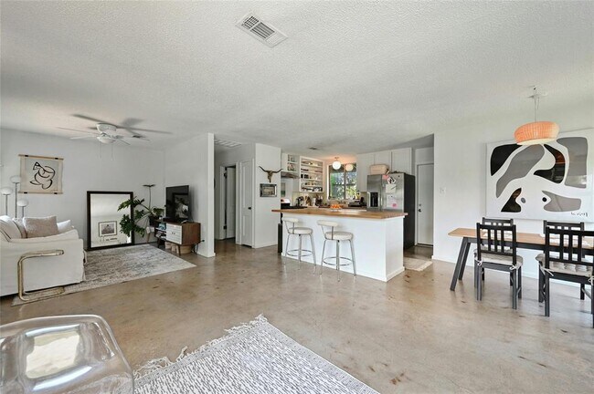 Building Photo - 1513 Corona Dr