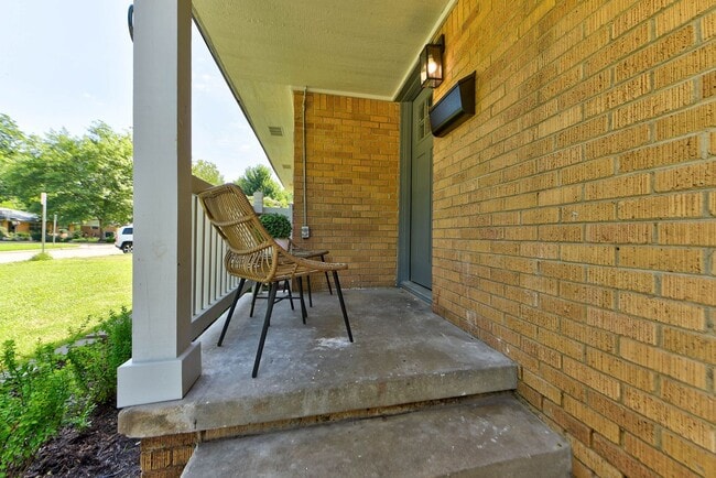 Building Photo - Fully Renovated 4 Bed, 2 Bath Just Minutes from Campus