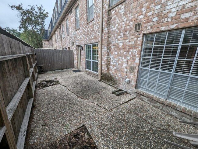 Building Photo - 355 N Post Oak Ln