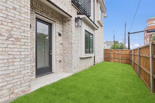 Building Photo - 1000 W 10th St