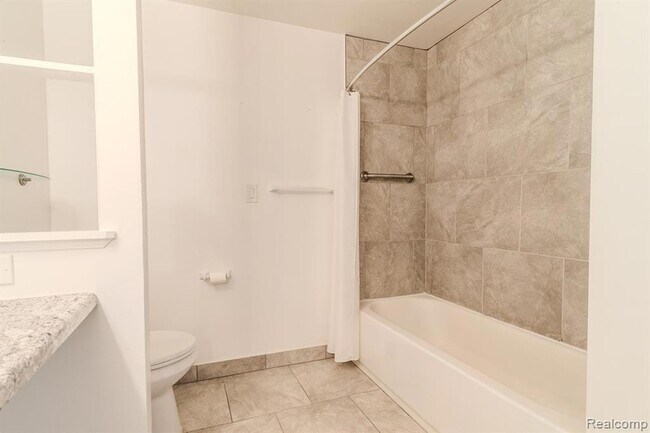 Building Photo - 474 Fox Hills Dr S