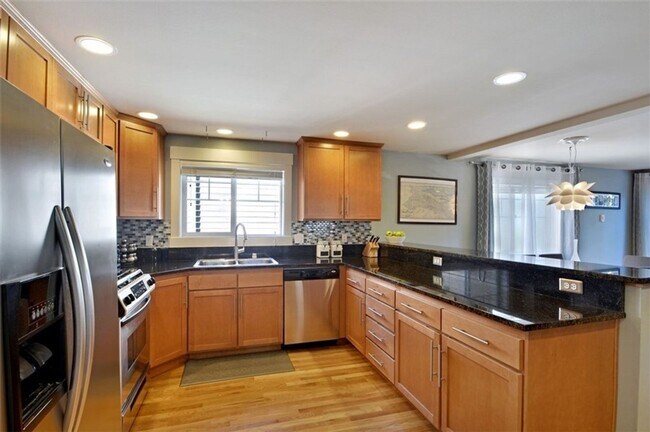Building Photo - Stylish Townhome 4 Blocks North of Green Lake