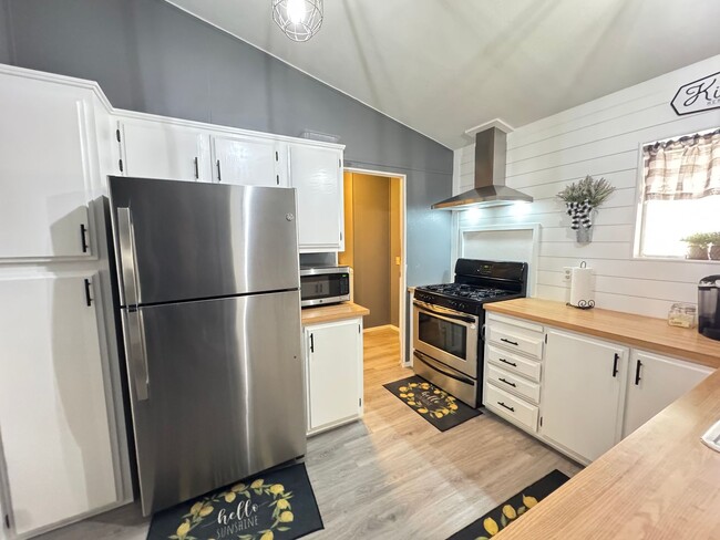 Building Photo - Home close to Casinos and River