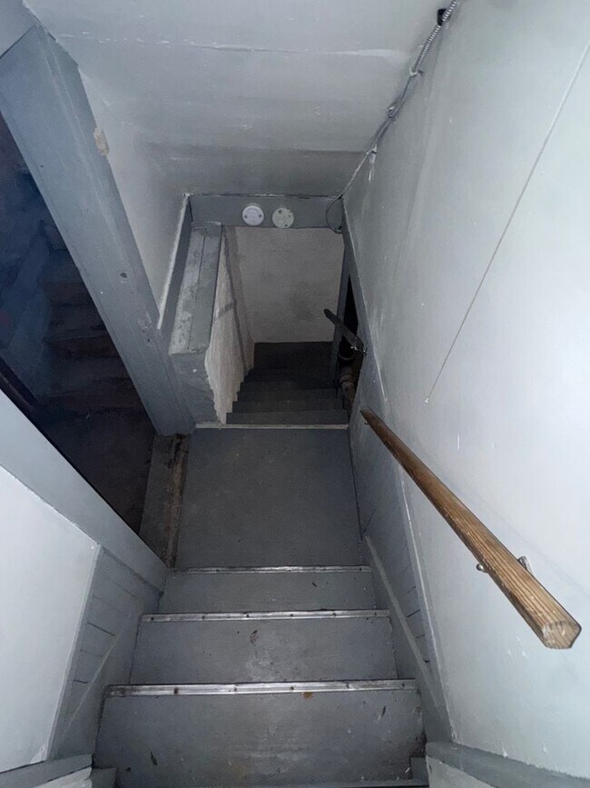 Building Photo - 692 E 128th St