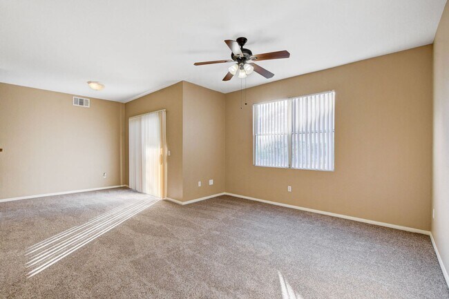 Building Photo - LOCATION! LOCATION! LOCATION! Move-in read...