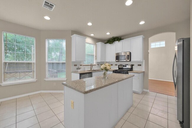 Building Photo - 30 Hidden Meadow Dr