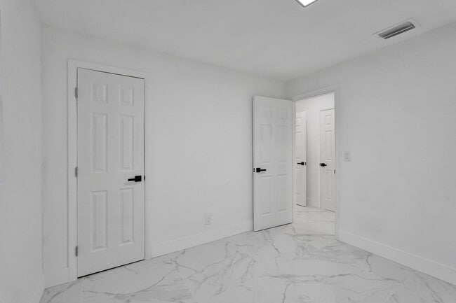 Building Photo - 4138 SW 48th Ct