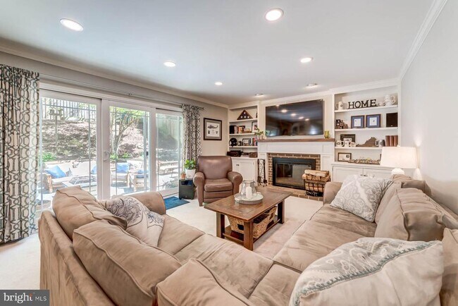 Building Photo - 13930 S Springs Dr