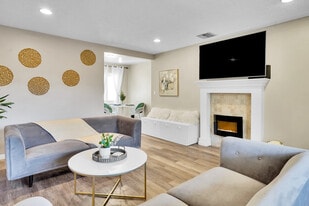Building Photo - 721 Larch St