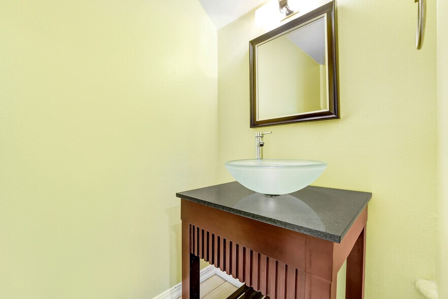 Powder room - 2971 Plaza del Amo