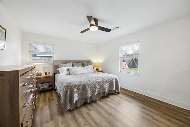 Building Photo - 5311 Hialeah Dr