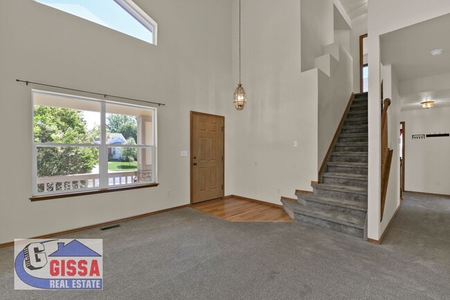 Building Photo - Beautiful home with views of Pikes Peak!