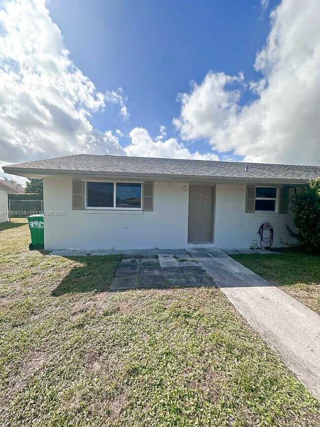 Building Photo - 3962 Park Ln