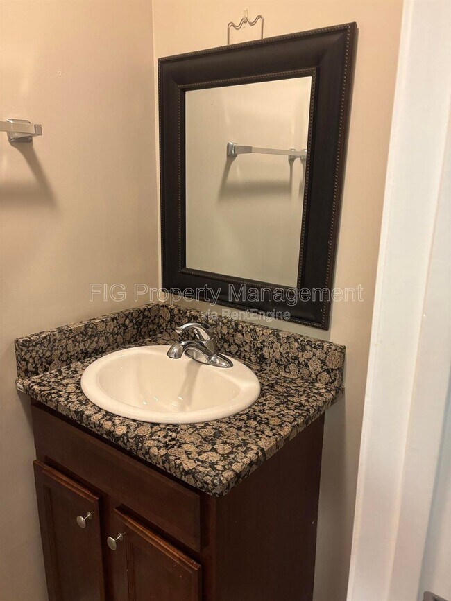 Building Photo - 940 Chadwick Dr