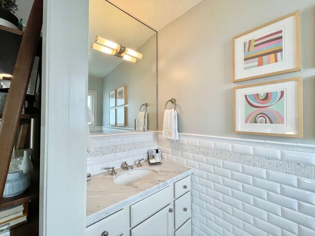 Building Photo - 3BR/2.5BA INCOMPARABLE Views!!! Prime Corona Heights Residence! 2 car parking and laundry! PROGRE...