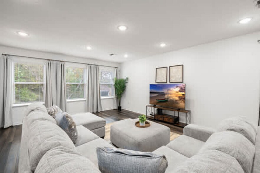 Building Photo - 14282 Coronado Dr