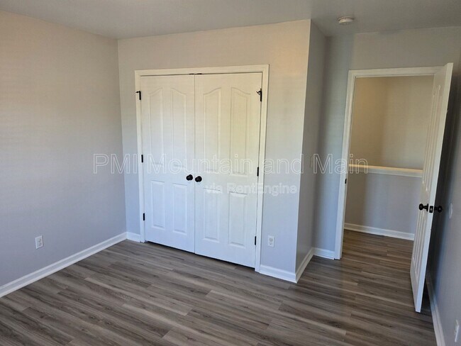 Building Photo - 25 Barnett Shoals Dr