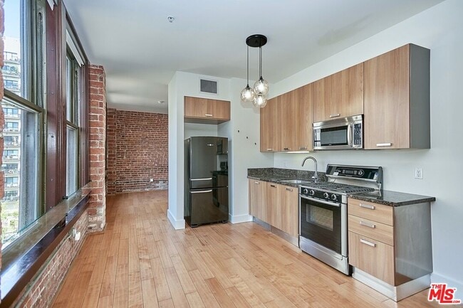 Building Photo - 460 S Spring St