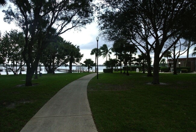 Building Photo - 825 Center St