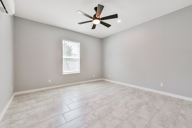 Building Photo - 4323 Ursuline St