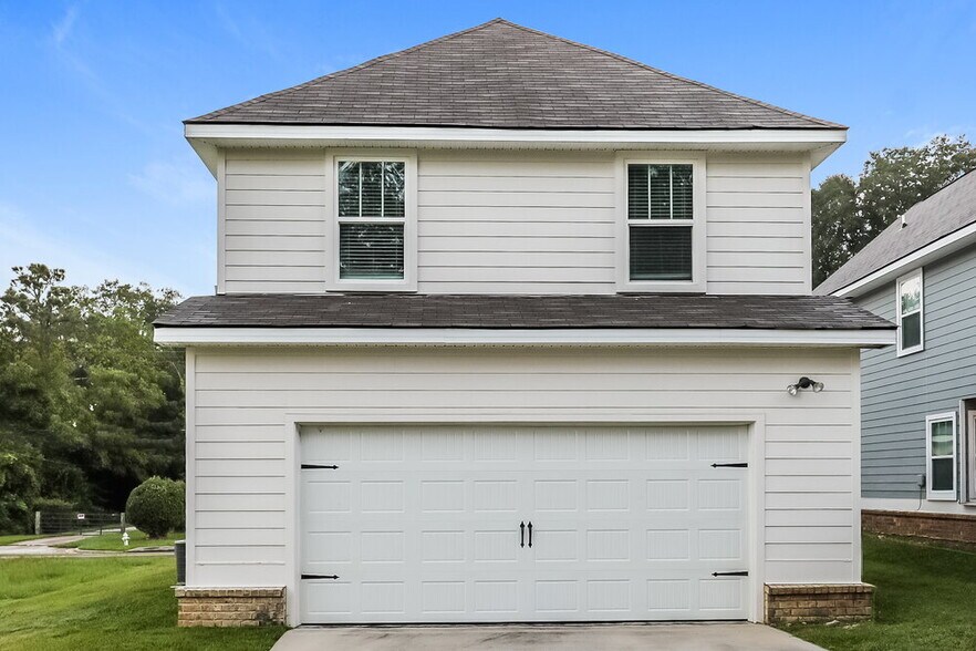 Building Photo - 4 Elm St