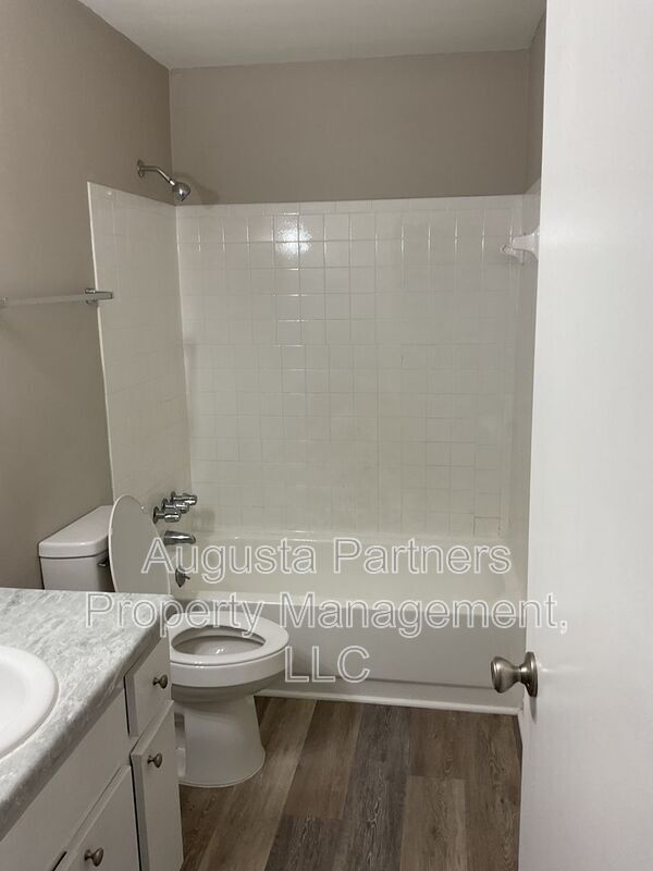 Building Photo - 1546 Hamilton Dr