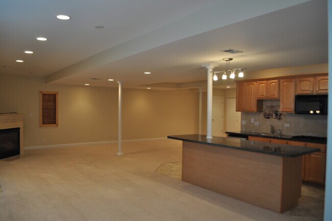 Building Photo - 452 Amherst St