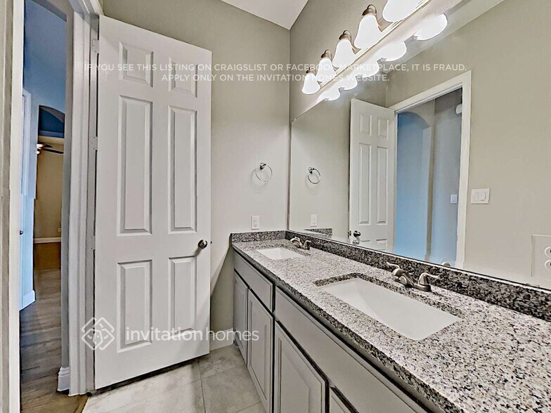 Building Photo - 15041 Belclaire Ave