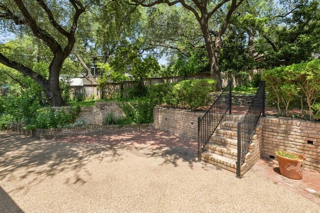 Building Photo - 2802 Pecos St