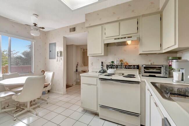 Building Photo - 6585 Kensington Ln