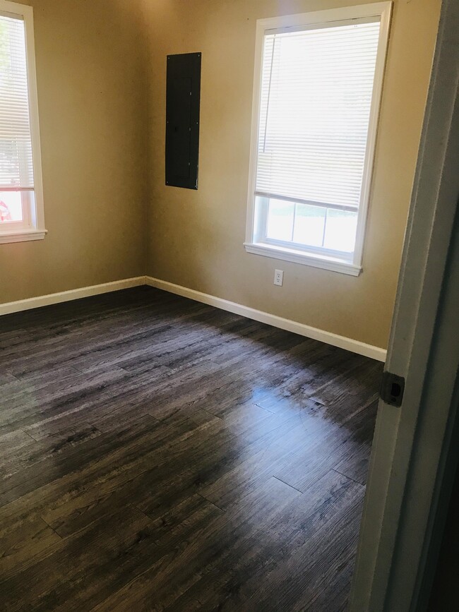 Building Photo - 1515 N Western Ave