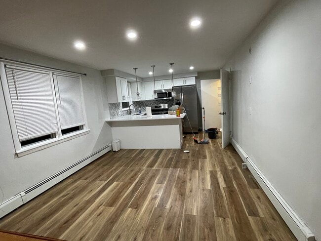 Building Photo - 321 Budlong Rd