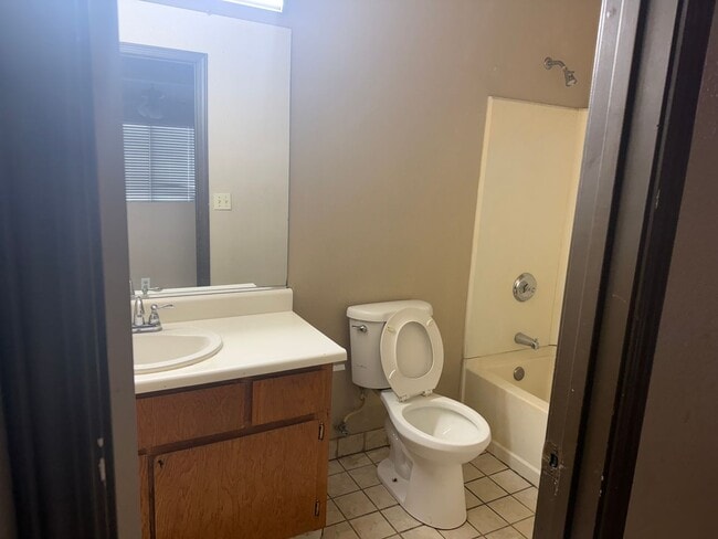 Building Photo - 3 Bd-2bth Move in Ready!!