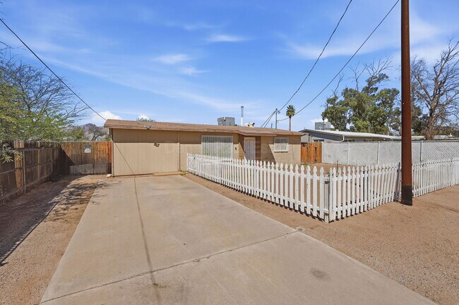 Building Photo - 5113 E Bellevue St