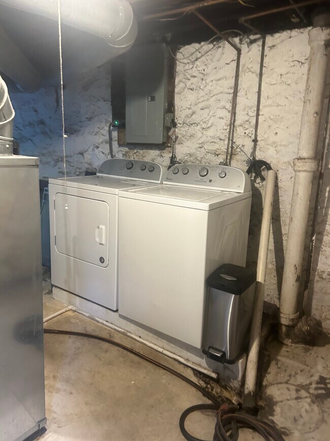 Washer/dryer - 615 S 6th St