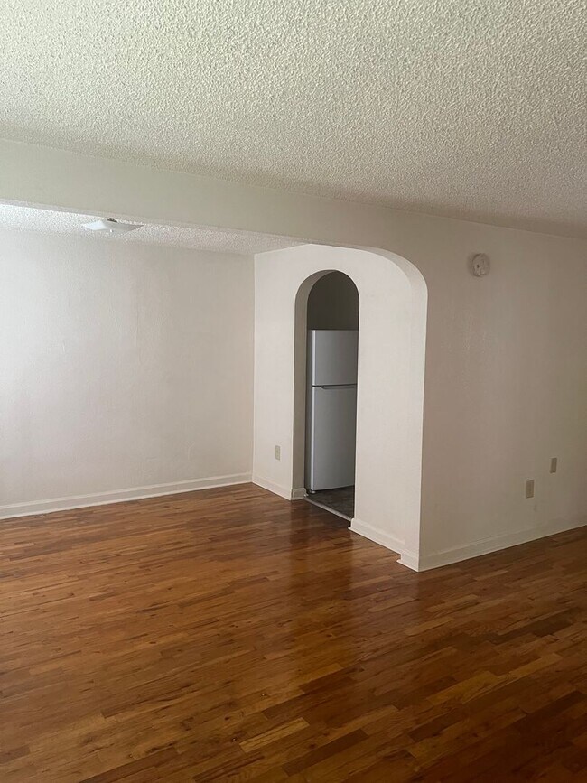 Building Photo - DwyW