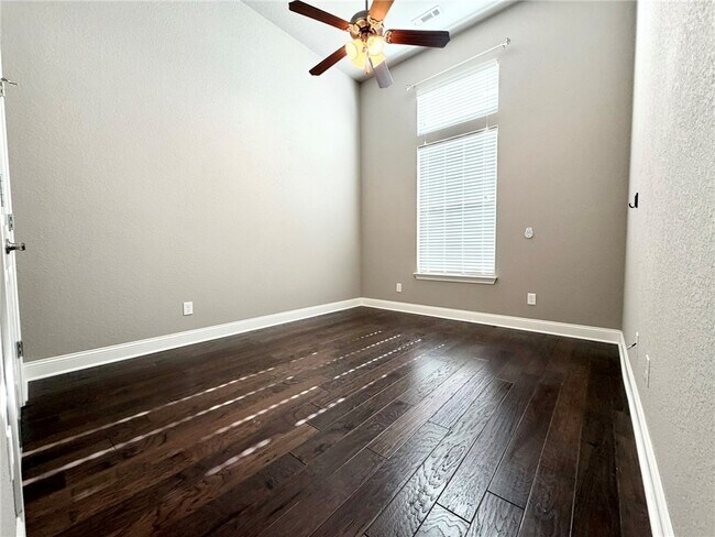 Building Photo - 1309 W Gum St