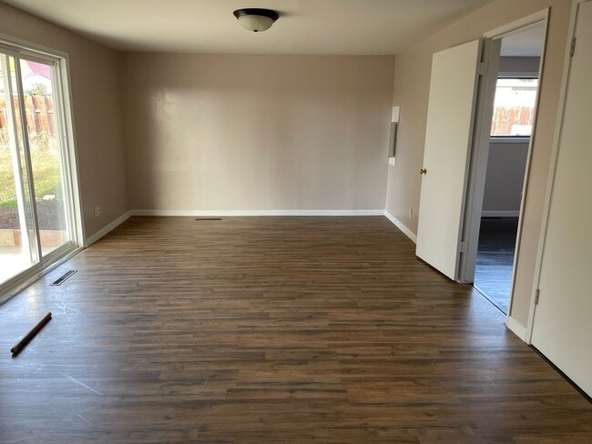 Building Photo - Clean 3 Bedroom!