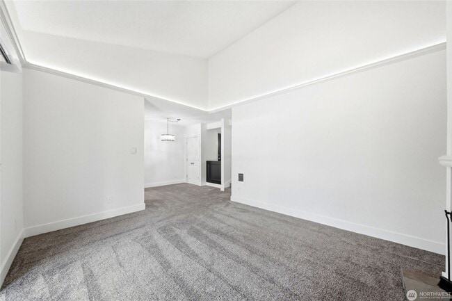 Building Photo - 4641 W Lake Sammamish Pkwy SE