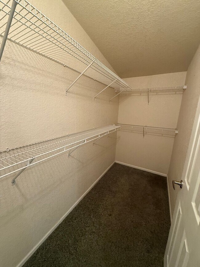 Building Photo - Move In Ready - Spacious Manufactured Home in Foothills!