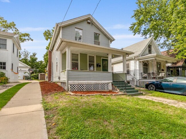 Building Photo - 930 E Dayton St