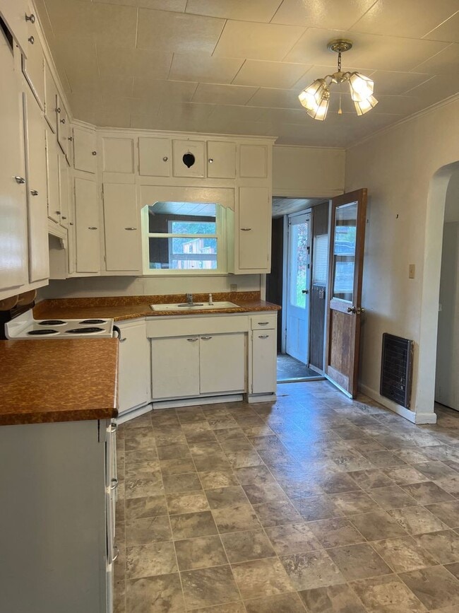 Building Photo - 2 bedroom 1 bath home