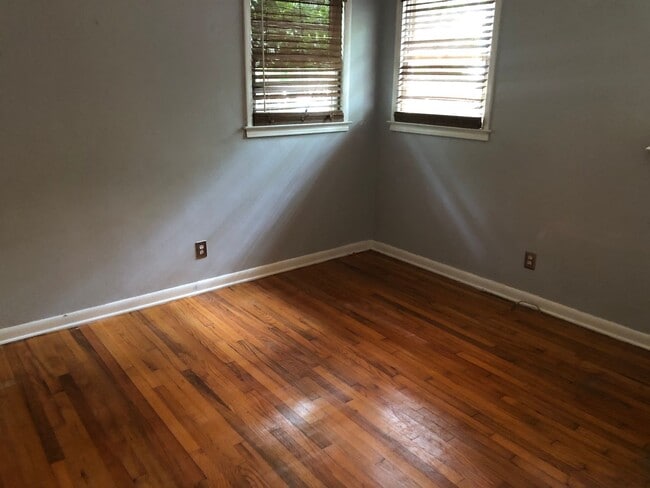 Building Photo - 4 Bed/ 2 bath House with Fenced Yard!! Available August 2026!