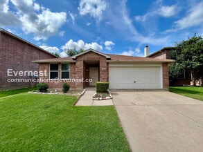 Building Photo - 4 Bed, 2 Bath Home with Fenced Yard & Garage / Available Now!