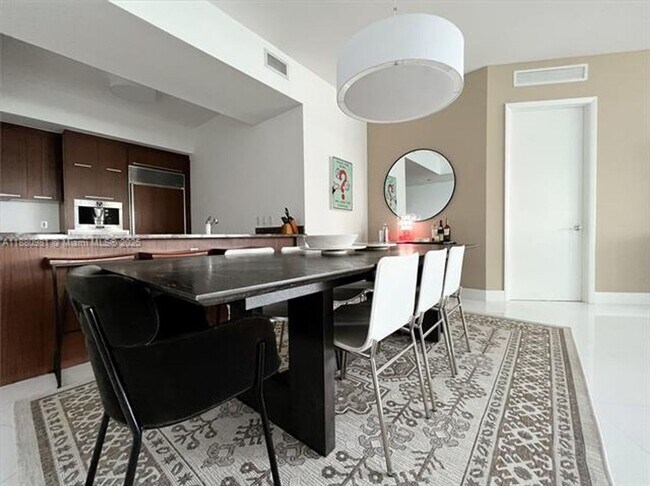 Building Photo - 15811 Collins Ave