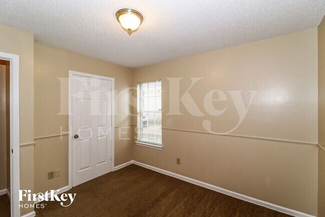 Building Photo - 5582 Oak Branch Cir N