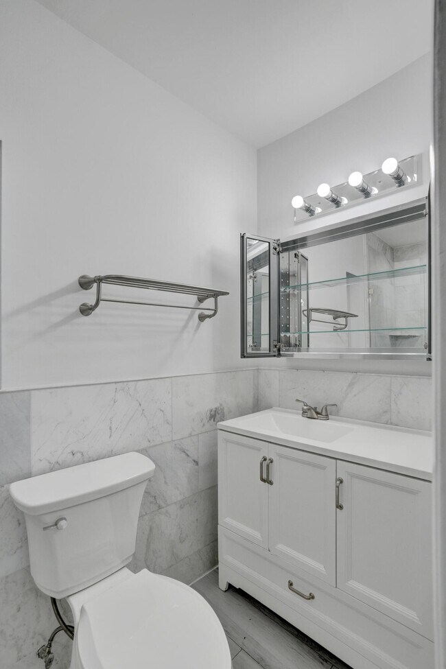 Building Photo - 601 NE 59th Ct