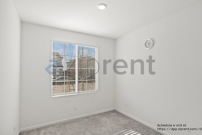 Building Photo - 861 Pipit St