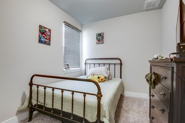 Building Photo - 501 Peace Dr